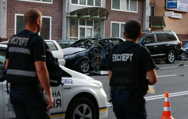 В МВД назвали версии взрыва авто на Бессарабке в Киеве