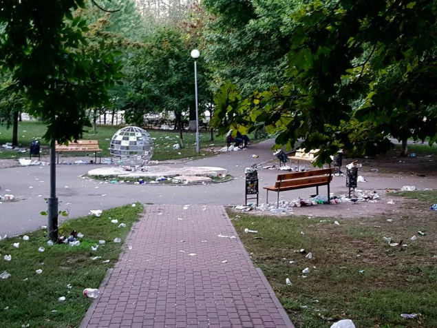 Студенты КПИ отметили 1 сентября, оставив после себя свалку в парке (фото)