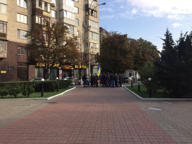 Наемные “активисты” опять пришли митинговать под офис “Киевгорстроя” (фото)