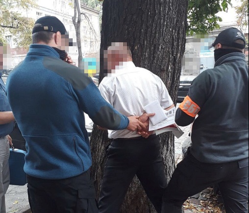 В центре Киева “на взятке” задержан один из руководителей Департамента полиции охраны (фото, видео)