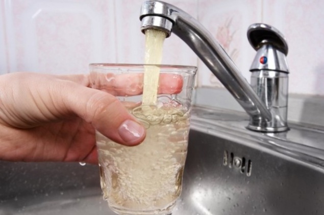 Жителям Оболони не рекомендуют пить воду из крана из-за промывки сетей (график, адреса)