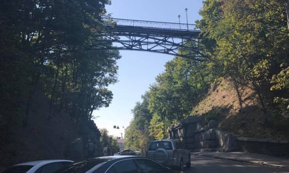 “Самоубийца” грозится спрыгнуть с Моста влюбленных в Киеве (фото, видео)