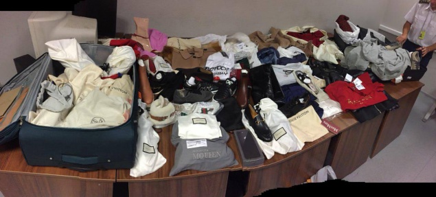 В аэропорту “Киев” (Жуляны) у пассажира обнаружили брендовые вещи на сумму свыше 20 тыс. евро (фото)