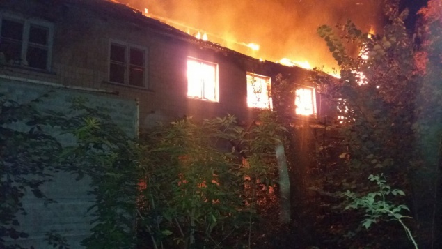 В Макаровском районе спасатели целую ночь тушили пожар в нежилом здании (фото)