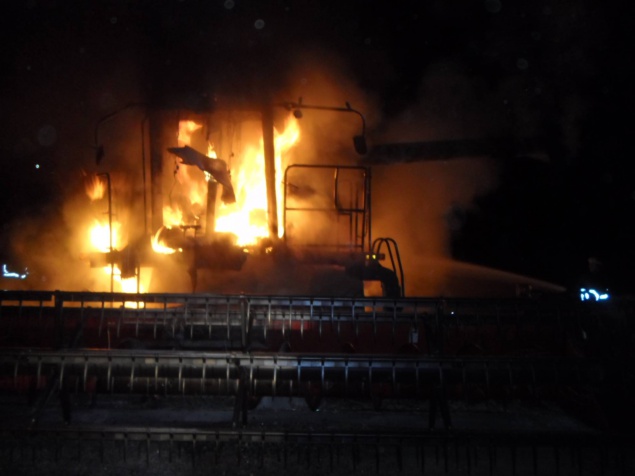 В Мироновском районе в поле дотла сгорел комбайн (фото)