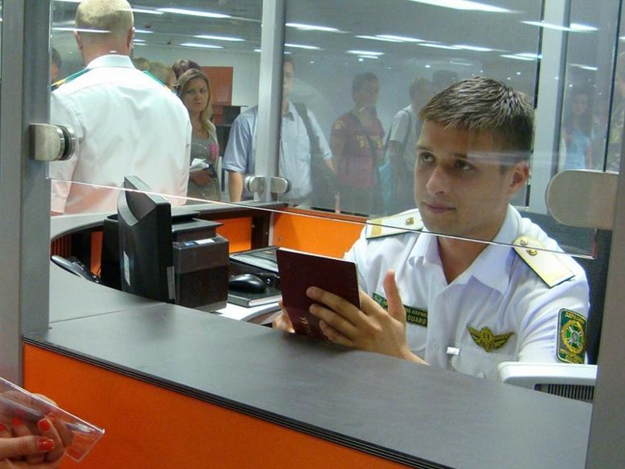 В аэропорту “Борисполь” пограничники задержали иностранца с поддельным паспортом