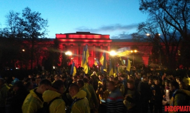 В Киеве проходит марш футбольных фанов (фото, видео)