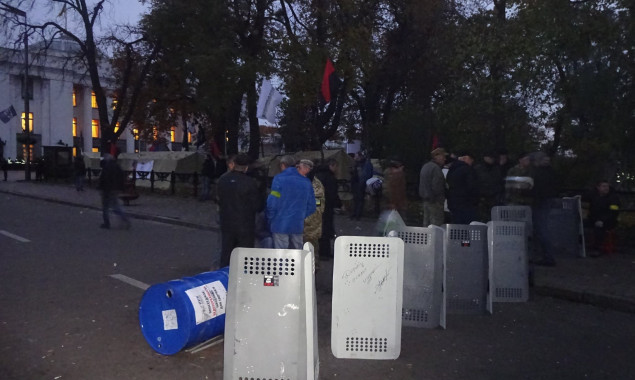 Столичная полиция просит митингующих освободить проезжую часть ул. Грушевского