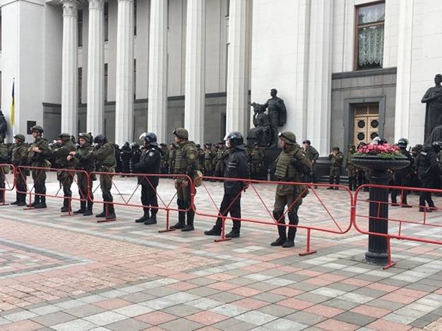 Столкновения под Радой: группа активистов пыталась прорваться в здание парламента (видео)