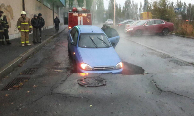 В Соломенском районе Киева очередное ЧП: автомобиль “ушел” под асфальт (фото)