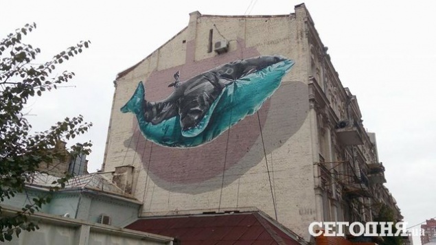 Фасад старинного дома в Киеве украсили парящим китом (фото)