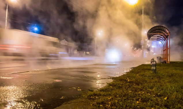 Ночной туман в Киеве: на просп. Лобановского прорвало трубу с горячей водой (фото, видео)
