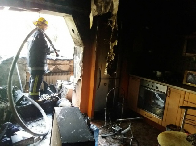 Из-за пожара в многоэтажке возле Минтранса в Киеве эвакуировали 10 человек (фото)