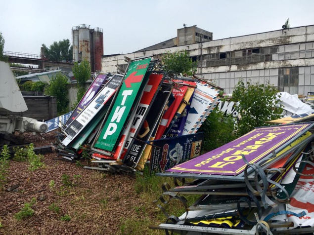 За сентябрь в Киеве демонтировали 830 объектов незаконной рекламы