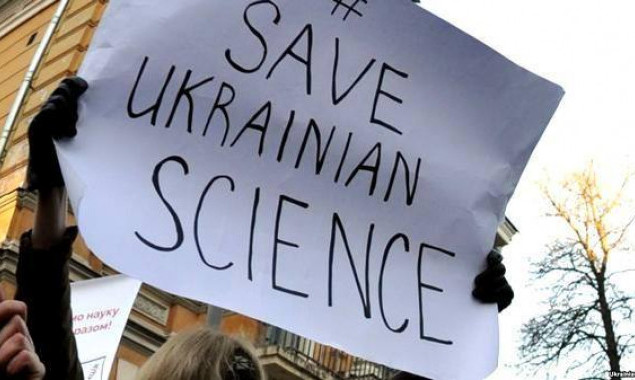 Четверть украинских ученых мечтает выехать за границу из-за политики правительства, - лидер “Силы Громад” Карпенко