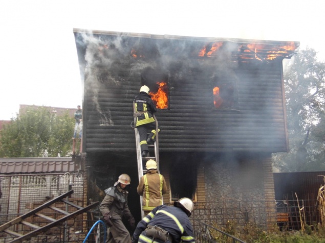 На Киевщине спасатели ликвидировали пожар в двухэтажной бане