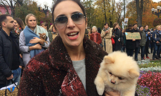 Марш за права животных в Киеве пришла поддержать Джамала со своей собачкой (фото)