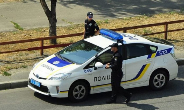 На въездах в Киев правоохранители проверяют транспорт
