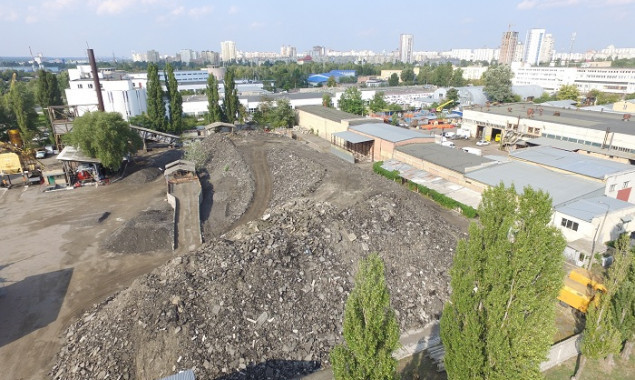В Киевсовете требуют разобраться с токсичным асфальтным заводом на Петровке