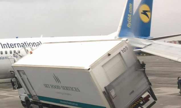 Самолет МАУ в аэропорту “Борисполь” зацепил крылом грузовик (фото)