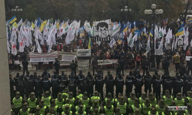 Под зданием ВРУ в Киеве митингуют около 4,5 тыс. человек