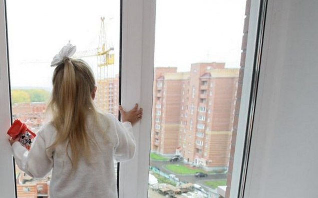 Ждала маму: в Вышгороде 6-летняя девочка выпала из окна квартиры на 18-м этаже