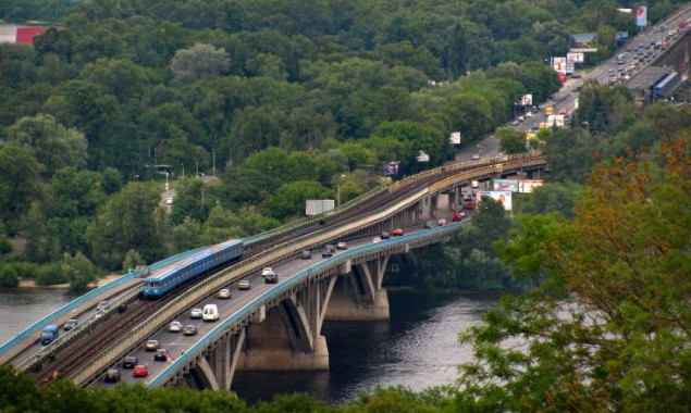 На 7 дней в Киеве ограничат движение транспорта по мосту Метро