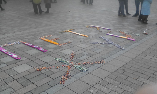 “Петя, жуй”: активисты выложили надпись из конфет перед Верховной Радой (фото)