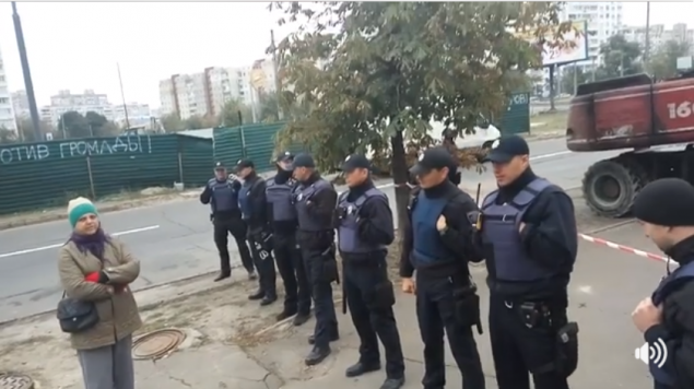 Полиция охраняет разрытие дороги застройщиком скандальной АЗС на Ревуцкого (видео)