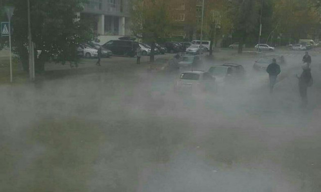 В Шевченковском районе Киева кипяток затопил улицу и припаркованные авто (фото, видео)