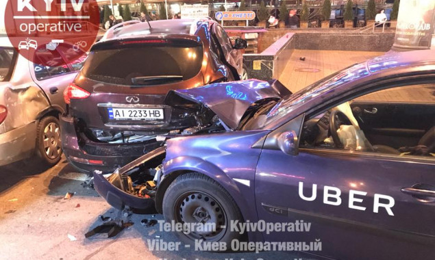 В Киеве таксист разбил четыре автомобиля и сбежал (фото, видео)