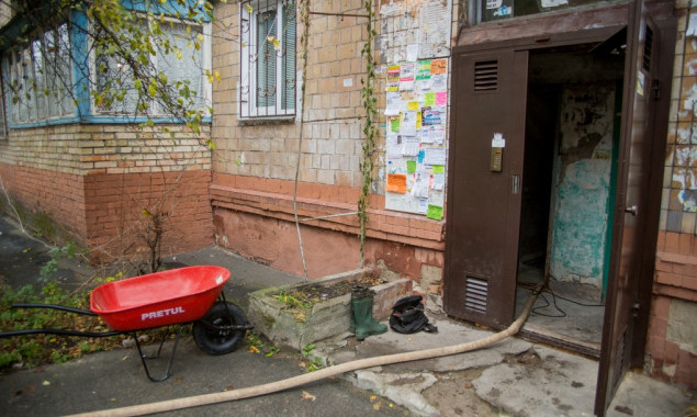 Пантелеев помог руководству ЖЭУ откачать воду из подвала многоэтажки (фото)