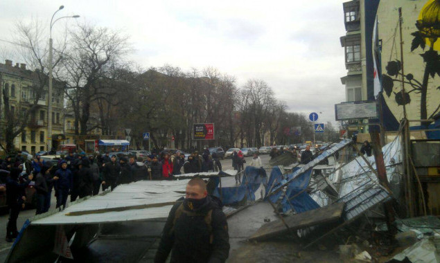 Нацкорпус опять снес забор вокруг стройки на Сенном рынке в Киеве (фото)