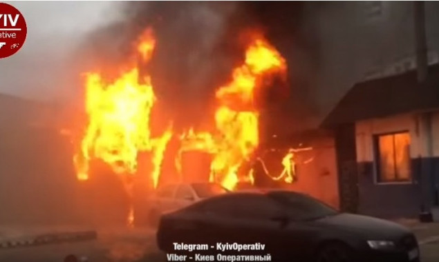На СТО в Голосеевском районе выгорели три автомобиля (видео)