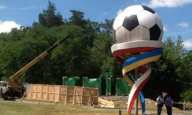 На Бориспольском шоссе в Киеве демонтируют скульптуру мяча | КиевВласть