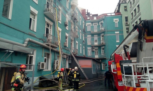 Из-за пожара в ресторане в центре Киева образовались пробки (фото, видео)