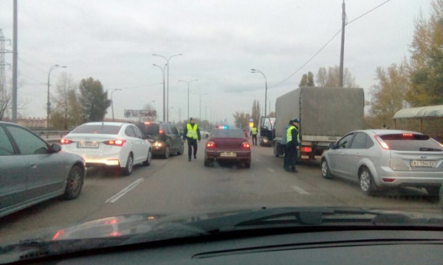 На въезде в Киев полиция проверяет автомобили - возникли заторы