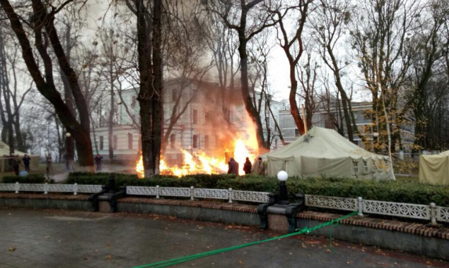 В Киеве в Мариинском парке сгорела палатка митингующих (фото)