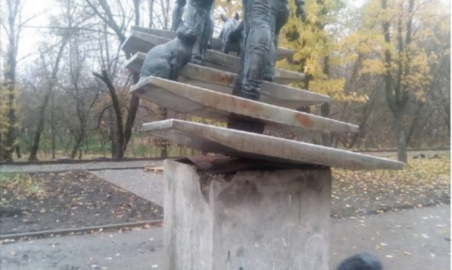 На Русановской набережной трактор “подправил” скульптуру (фото)