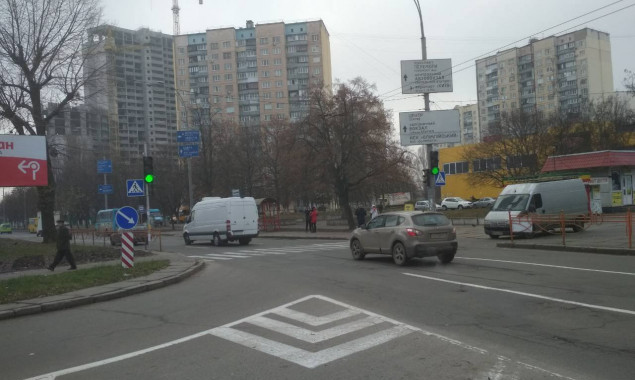 Около школы на Виноградаре в Киеве установлен новый светофор