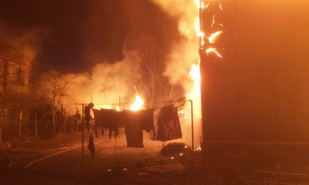 Два жилых многоквартирных дома выгорели в Демидове Киевской области (фото, видео)