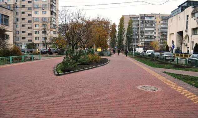 На столичной Оболони до конца года реконструируют пешеходную аллею