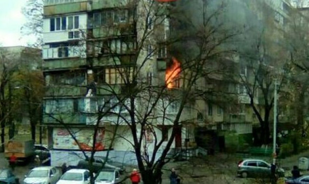 Пожар в “панельке” на Лесном массиве: спасатели эвакуировали жителей через окна (фото)