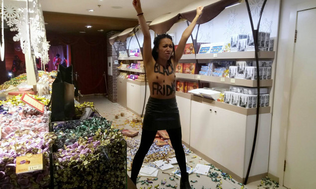 Полуголая активистка Femen устроила “черную пятницу” в магазине Рошен на Крещатике (фото, видео)