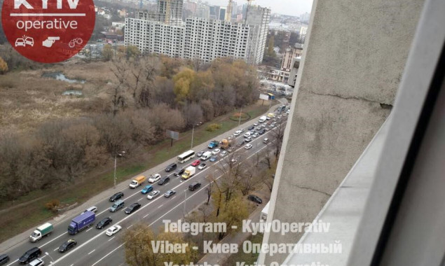 В Киеве грузовик протаранил четыре автомобиля (фото, видео)