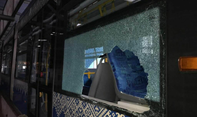 В Киеве неизвестный разбил стекло новенького трамвая Борщаговской линии (фото)