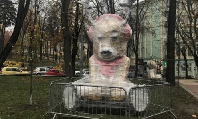 В центре Киева начали устанавливать световые скульптуры к Новому году (фото)