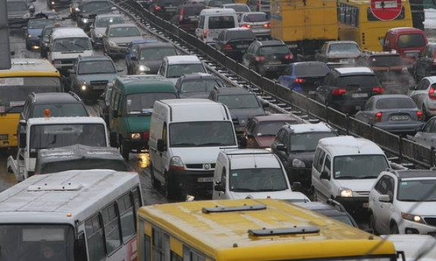 В Киеве из-за сильного гололеда все троллейбусные и автобусные маршруты курсируют с отклонением