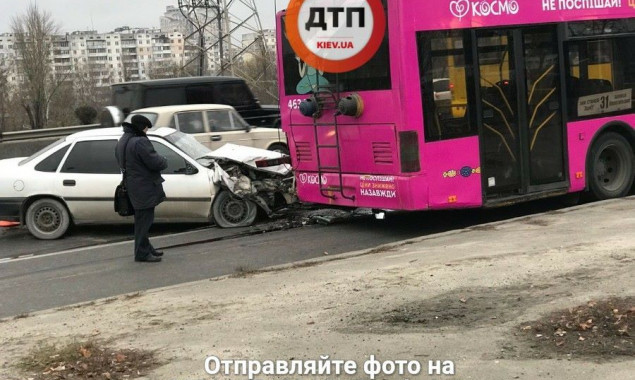В Киеве на проспекте Бандеры автомобиль протаранил троллейбус (фото)