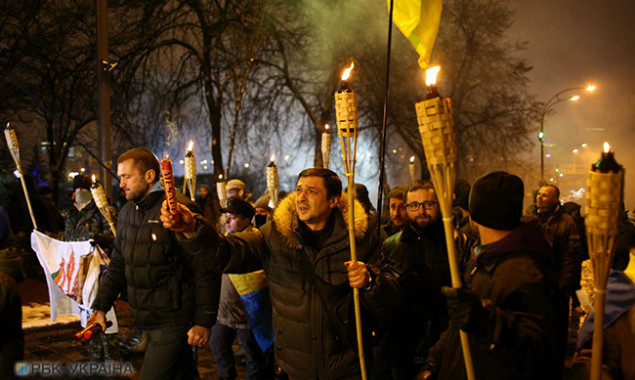Годовщина разгона студентов на Майдане: в Киеве началось факельное шествие (фото, видео)